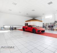 Piros autó és csónak eladó üzlethelyiségben Párkányban.