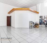 Kereskedelmi helyiségek fehér falakkal és kerámia padlóval. Része a tárolt áru.