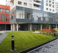 Egy modern épület nagy üvegfalakkal a Pozsonyi Plynárenská utcában, Ružinov városrészben.