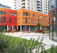 Játszótér modern lakóházakkal a Pozsonyi Plynárenská utcában, Ružinov városrészben.