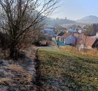 Táj Szkáblányban lakótelkekkel, házakkal és fákkal a háttérben.