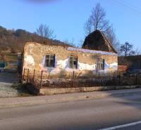 Elhagyatott épület a Sklabini telken, lakhatásra alkalmas.