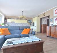 Nappali kék kanapéval, fa dekoros padló, 3 szobás lakás.