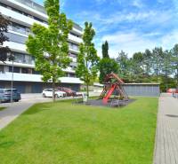 Játszótér a Pri vinohradoch utcai lakóházak előtt, Pozsony - Rača.
