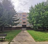 Lakóház zöldövezettel körülvéve a Pozsonyi Priekopnícka utcában, Podunajské Biskupice városrészben.