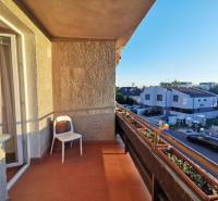 Erkély a Priekopnícka utcában, Pozsony-Podunajské Biskupice városrészben, kilátással a házakra.