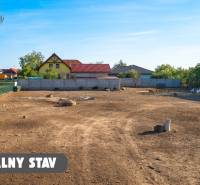Developerský pozemok pre RD / OV so St. Povolením a projektom Obch. Budovy