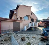 Családi ház Dvorníkochban terasszal, kerttel és udvari garázzsal.