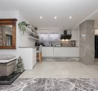 Családi ház konyhája dekorációkkal, konyhapulttal és ülőhellyel.