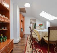 Ebédlő egy családi házban, fa bútorokkal és fa dekorációjú padlóval.