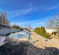 Kert burkolattal és fedett medencével a családi házban Dvorníkban.