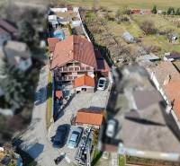 Családi ház Dvorníkochban nagy udvarral és medencével a telken.