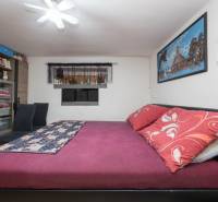 Hálószoba franciaággyal, ruhásszekrényekkel és dekorációkkal egy családi házban.