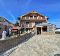 Családi ház Dvorníkyban nagy udvarral, szobrokkal és autógarázzsal.