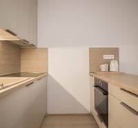 Konyhapult fa dekorációjú padlóval egy háromszobás lakásban.