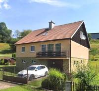 Családi ház Liptovské Revúcéban garázzsal és kerttel lejtős telken.