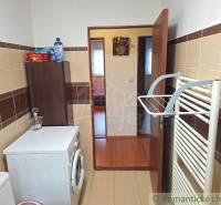 A fürdőszobában kényelmesen mos, a rendezett trükk családi ház elemeket sugároz, de gyöngyöt is.