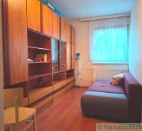 Szoba kanapéval, szekrényekkel és fa dekorációjú padlóval egy családi házban.