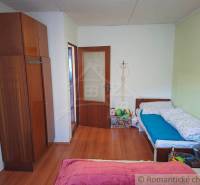 Gyerekszoba családi házban, fa dekoros padlóval és játékokkal.