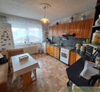 Egy otthoni konyhában, egy egyensúlyhiányos elrendezésben készült mosogatóval, és egy tollal túlsúlyozott paddal.