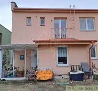 Családi ház Nagyripényben üvegezett terasszal és burkolt udvarral.