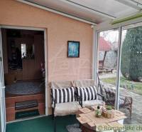 Téli kert a családi házban kényelmes ülőhellyel és kilátással a kertre.