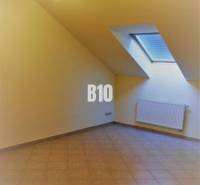Tetőtéri szoba tetőablakkal és padlóburkolattal, irodának alkalmas.