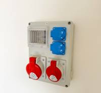 Elektromos szerelőpanel ipari aljzatokkal kereskedelmi helyiségekben.