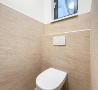 Természetes burkolatú mosdó kereskedelmi helyiségekben, egyszerű kialakítás és ablakkal.