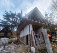 A Holčíkovce-i Nyúlvölgyben található faház, amelyet erdők vesznek körül, építés alatt áll.