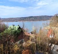 Kilátás a Holčíkovce-i házikóból a Nyúldombon, a tóval és az erdőkkel a háttérben.