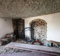 Kő belső tér fa dekor padlóval egy faházban.