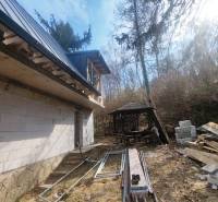 Nyúl-völgyi utca Holčíkovce-i ház fa pavilonnal, természet veszi körül.