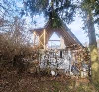 A Holčíkovce-i Nyúlvölgyben található ház építése, erdő és zöldövezet ölelésében.