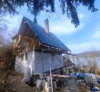 Házikó Holčíkovce-ban a Nyúlvölgyben, kilátással a tóra és a környező természetre.