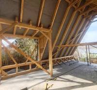 Folyamatban lévő faház építése a Holčíkovce-i Nyúldombon, kilátással a folyóra.