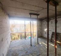 Házikó építése vízre néző kilátással a Holčíkovce-i Nyúlszakadéknál.