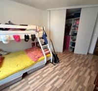 Ospravedlňujem sa, ale text, ktorý ste poskytli, je nejasný a obsahuje neúplné slová a vety, čo sťažuje jeho preklad. Mohli by ste poskytnúť viac kontextu alebo opraviť text? Rád vám pomôžem.