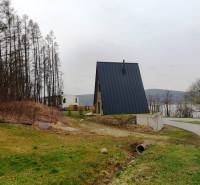 Házikó Holčíkovce-ban, az Eva utcában, az erdő mellett, nem messze a vízfelülettől.