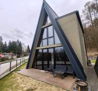 Eva utca-i ház Holčíkovce-ban ferde tetővel és terasszal.