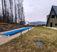 Egy ház az Evy utcában Holčíkovce-ban medencével és gyepes kerttel, erdővel körülvéve.