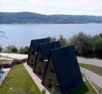 Egy folyóparti ház Holčíkovce-ban, az Eva utcában, kilátással a természetre.