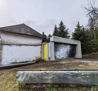 Családi ház a Piskoróc főutcáján, fákkal és fűvel körülvéve.