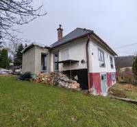 Családi ház a Piskoróc Hlavná utcáján vidéki jelleggel és kiterjedt kerttel.