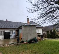 Családi ház a Fő utcán, Piskorócon, tágas udvarral és a háttérben természettel.