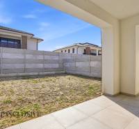 3 szobás lakás külső része a Dunaszerdahelyi Kisudvarnokon, bekerített telekkel.