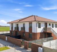 A Dunaszerdahelyi Kisudvarnokon található társasház külső része, amely 3 szobás lakásokat kínál.