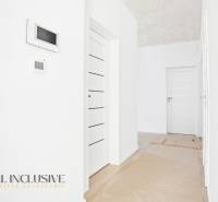 Fehér belső tér egy lakásban ajtókkal és beépített technológiákkal egy háromszobás lakásban.