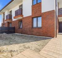 Téglafalú homlokzatú 3 szobás lakás a Dunaszerdahelyi Malé Blahovo utcában.