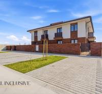 Családi ház a Kis Blahovo utcában Dunaszerdahelyen, rendezett környezettel.